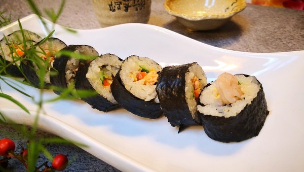 如何使用传统技艺制作寿司卷